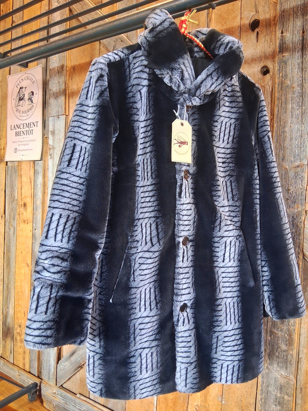 Faux Fur Statement Coat 🖤🩶
Striking faux fur coat by NOVELTI,